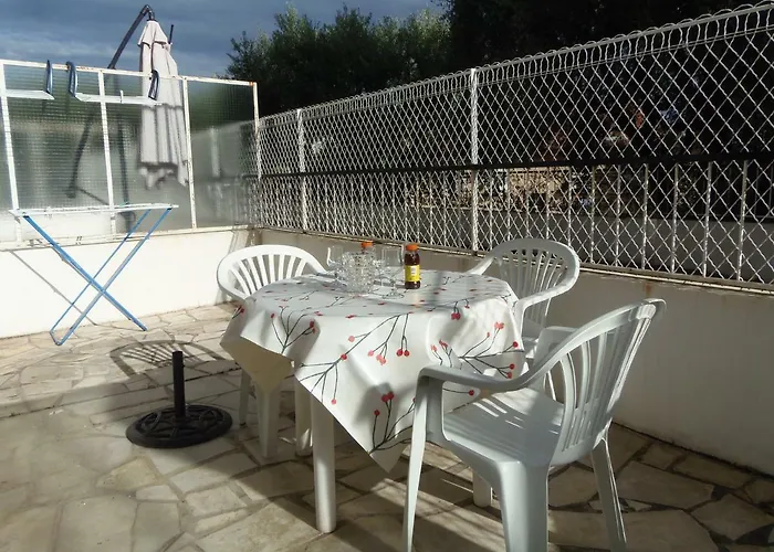 Joli Studio Calme Avec Terrasse